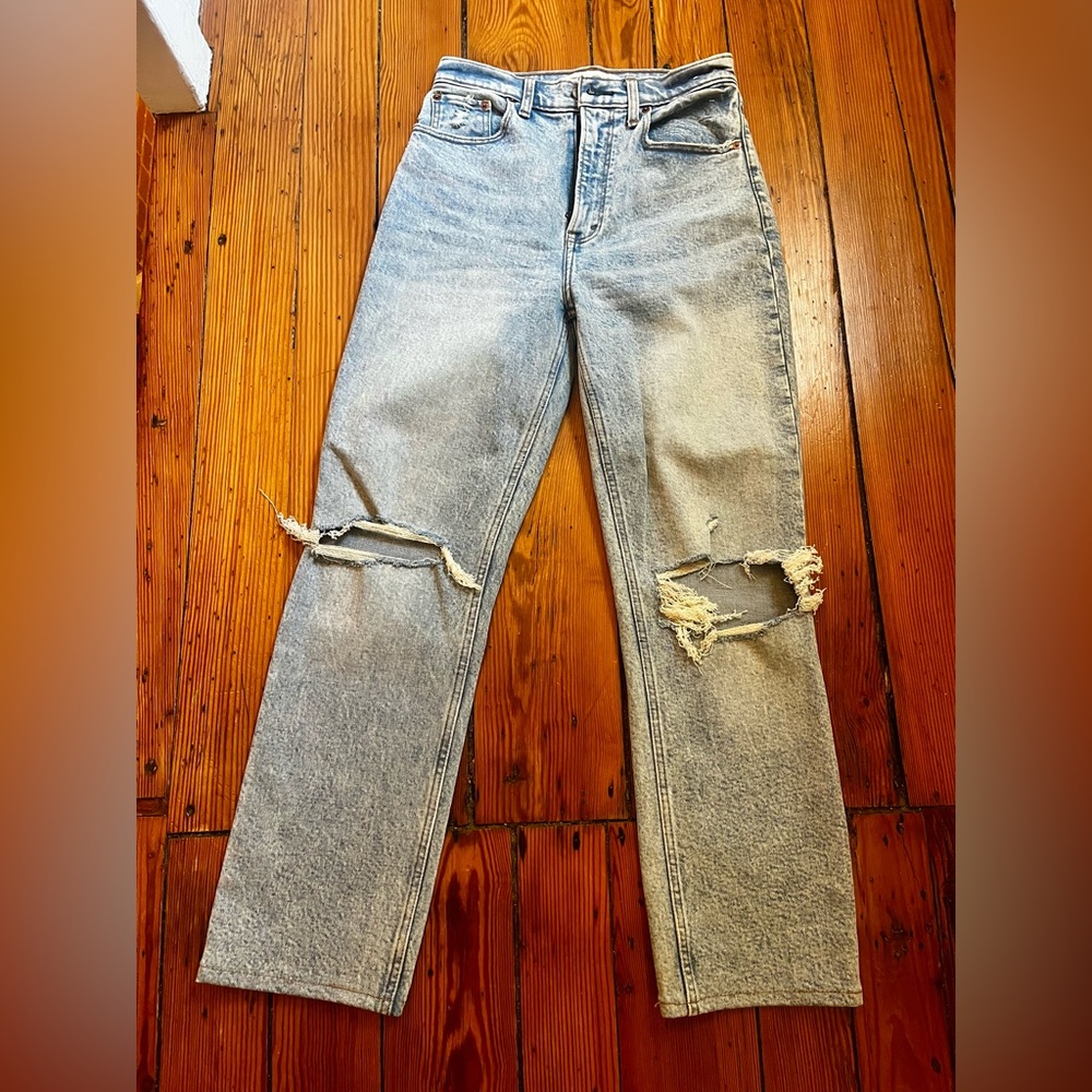 Abercrombie - 90’s Straight Ultra High Rise Distressed Light Wash Jeans Size: 27
